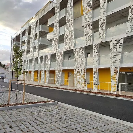 Apartment T2 Avec Balcon Tout Equipe 300m Marche Central *