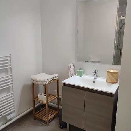T2 Avec Balcon Tout équipé 300m Marché Central *