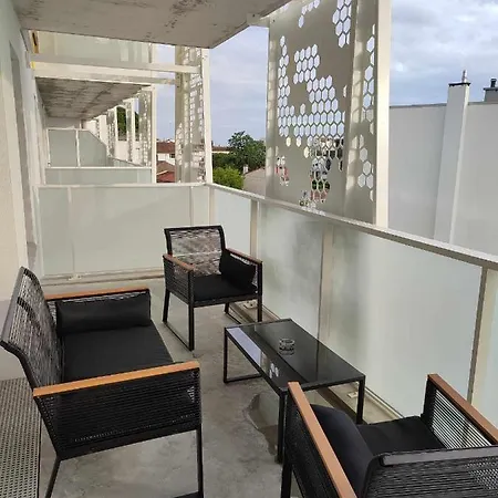 Apartment T2 Avec Balcon Tout Equipe 300m Marche Central